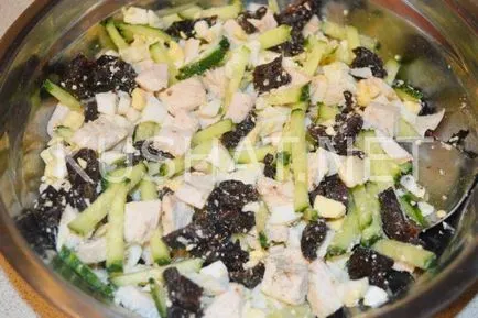 Salata de pui cu prune și castravete (salată) Salata de pui cu prune uscate si castraveti