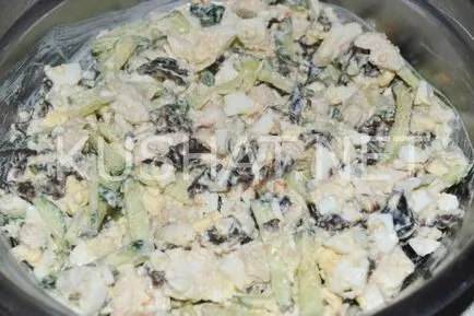 Salata de pui cu prune uscate si castraveti (salata de pui si prune) Salata de pui cu prune uscate si castraveti