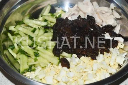 Salata de pui cu prune uscate si castraveti (salata de pui si prune) Salata de pui cu prune uscate si castraveti