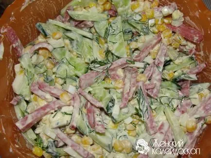Salata cu cârnați afumat și castravete