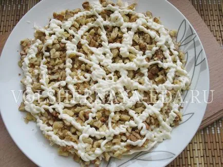 Salata Layered cu reteta de pui si prune uscate cu fotografie, magie (pui) Salata Layered cu reteta de pui si prune uscate cu fotografie, magie