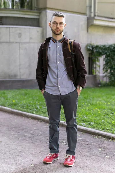 Ce bărbați purta pantofi sport, pantofi de gimnastică, adidași (uzura) Ceea ce barbatii poarta pantofi de alergat, adidași, adidași