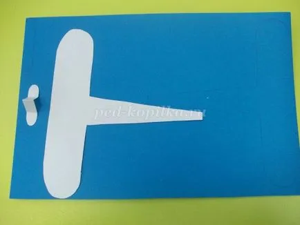 Avionul cu mâinile lor din carton