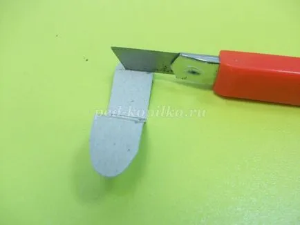 Avionul cu mâinile lor din carton