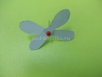 Avionul cu mâinile lor din carton
