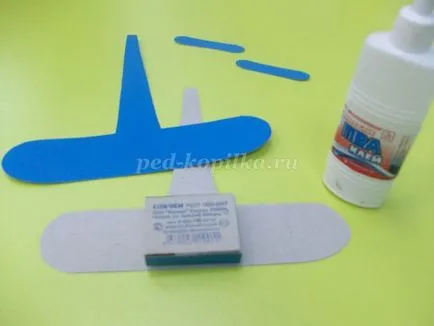Avionul cu mâinile lor din carton