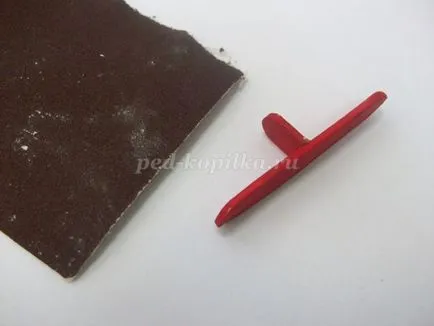 Avionul cu mâinile lor din carton