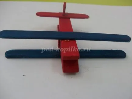 Avionul cu mâinile lor din carton