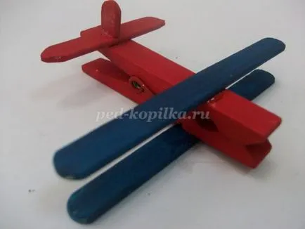 Avionul cu mâinile lor din carton