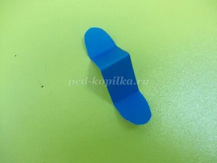 Avionul cu mâinile lor din carton
