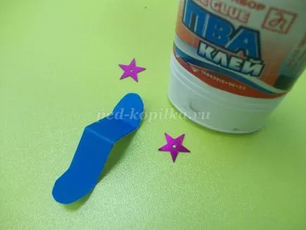 Avionul cu mâinile lor din carton