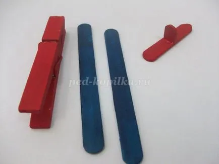 Avionul cu mâinile lor din carton