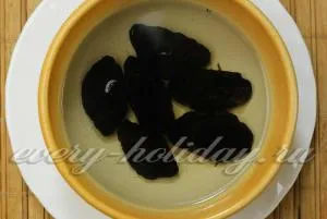 Salata Layered cu reteta de pui si prune fierte cu fotografie (Layer salata de pui) Salata Layered cu reteta de pui si prune fierte cu o fotografie