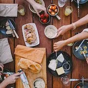 Vis a rezerva un tabel - în cazul în care visul de o masă plină de alimente (complet) Vis rezervați o masă - în cazul în care visul de o masă plină de alimente