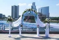 Floristica de nuntă - Înregistrare, masa de toaleta cu flori și o sală (tabel) Floristica de nuntă - Înregistrare, masă de toaletă și culori în cameră