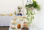 Floristica de nuntă - Înregistrare, masa de toaleta cu flori si o sala (nunta) Floristica de nuntă - Înregistrare, masă de toaletă și culori în cameră