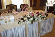 Floristica de nuntă - Înregistrare, masa de toaleta cu flori și o sală (floristica) Floristica de nuntă - Înregistrare, masă de toaletă și culori în cameră