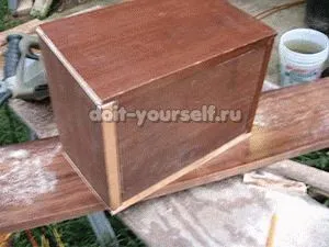 Piept de lemn cu mâinile lor, copac