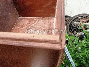 Piept de lemn cu mâinile lor, copac