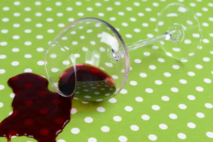 Top 10 metode noi de modul de a elimina petele de vin roșu (metode) Top 10 metode noi de modul de a elimina petele de vin roșu