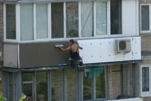 Încălzirea balcon cu mâinile sale să se încălzească spumă de polistiren în interiorul și în afara (spuma) Încălzirea balcon cu mâinile sale să se încălzească spumă de polistiren în interiorul și în afara
