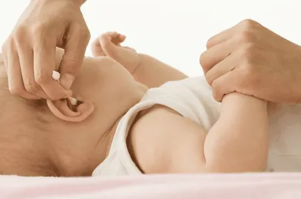 Grija pentru un copil nou-născut urechi - reguli corecte! (Nursing urechile unui nou-nascut) Grija pentru un copil nou-născut urechi - reguli corecte!