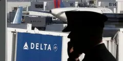 Agenția de transport aerian Federal a spus aproximativ 200 de piloți separații companiile aeriene din România (Română) Agenția de transport aerian Federal a spus aproximativ 200 de separări piloți din România