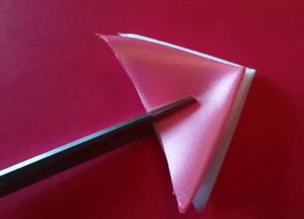 Clip kanzashi propria clasă mâinile de master pentru a crea o floare cu două straturi