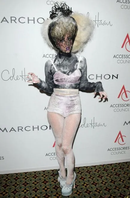19 formează flamboaiant Lady Gaga, dovedind că ea era de pe altă planetă, umkra (Eider) 19 forma flamboaiant Lady Gaga, dovedind că ea a fost de pe alta planeta, umkra