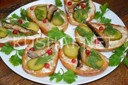 Sandvisuri cu (sare) șprot și murături Sandwich-uri cu șprot si muraturi