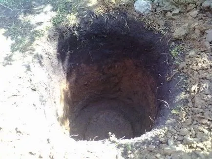 Baril pentru o toaletă la cabana (plastic), gaura din butoiul cu mâinile (toalete) Baril pentru o toaletă la cabana (plastic), gaura din butoi cu mâinile