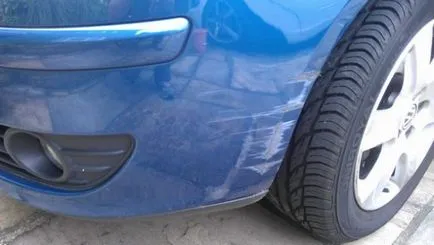 Vopseaua cioplita pe o vopsea de reparații auto pentru a sigila, ciobit vopsea pe masina