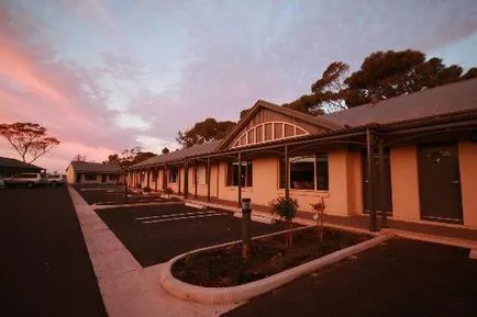 Hotelul oferă, de asemenea, un motel de motel - este