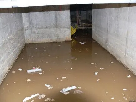 Ce se poate face în cazul în care apa din subsolul unei instrucțiuni video de instalare, cu mâinile lor, în special de foraj