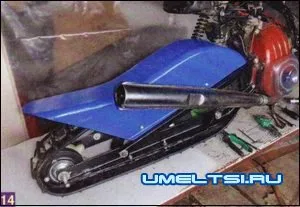 Noi snowmobilul scuter din mâinile sale