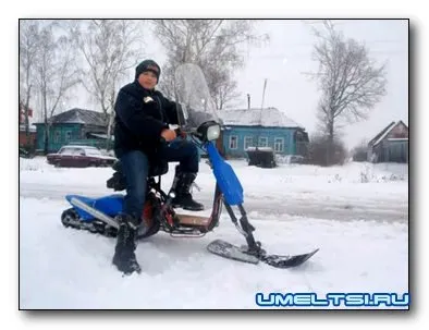 Noi snowmobilul scuter din mâinile sale