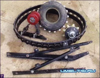 Noi snowmobilul scuter din mâinile sale