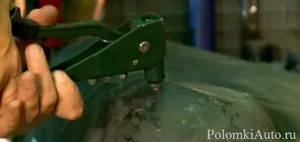 O gaură sau fisură în rezervorul de combustibil - problema, rupând auto (sigilarea rezervor de gaz) O gaură sau crăpătură în rezervorul de combustibil - problema, masinile daune