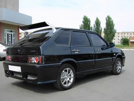 Care sunt spoilerul și aripa spate