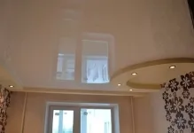 Plafoane întinse pe două nivele de editare foto, instrucțiuni video, suprapuse cu iluminare din spate, 2
