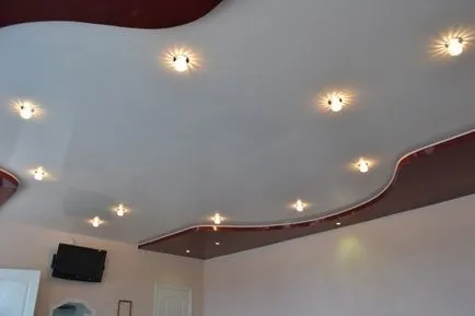 Două niveluri video de tavane intinse