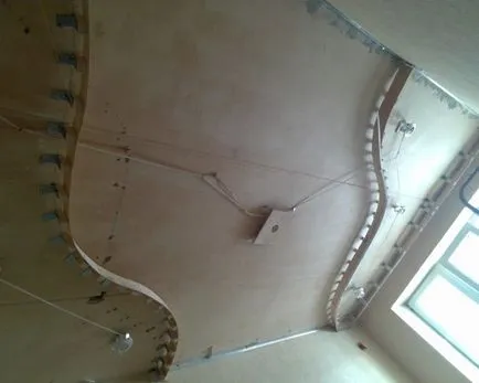 Două niveluri video de tavane intinse