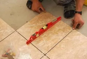 Cum de a lipi gresie pe podea pe cont propriu