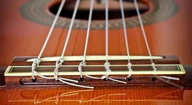 Cum pot schimba corzile pe o chitara, melodii, acorduri, file, compilare