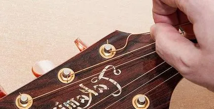 Cum pot schimba corzile pe o chitară acustică (siruri de caractere) Cum pot schimba corzile pe o chitară acustică