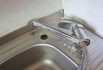 Cum se schimbă un robinet în dezmembrarea bucătărie și instalarea de noi