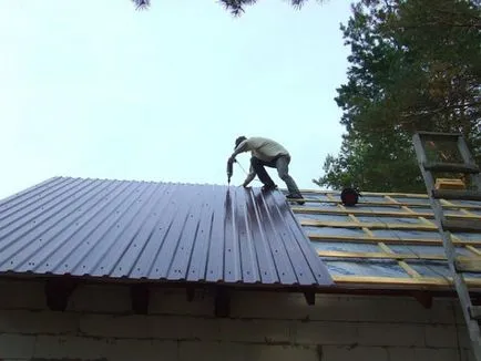 Cum să acopere acoperișul cu instrucțiuni de instalare mâinile sale pardoseli, video și foto (cum să acopere acoperișul de foi ondulate pentru acoperișuri cu mâinile) Cum să acopere acoperișul cu instalarea mâinile sale pardoseli instrucțiuni, clipuri video și fotografii