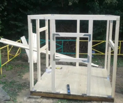 Cum sa faci un Playhouse pentru copii în țară cu propriile mâini