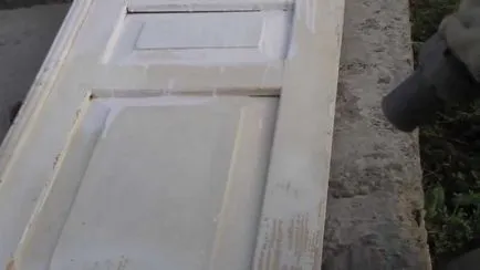 Cum de a elimina vopseaua veche de pe ușă