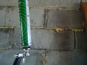 Cum de a sigila crăpătură în perete pentru a repara propriile lor mâini (bucăți de cărămizi din beton) Cum de a sigila crăpătură în perete, repara propriile lor mâini